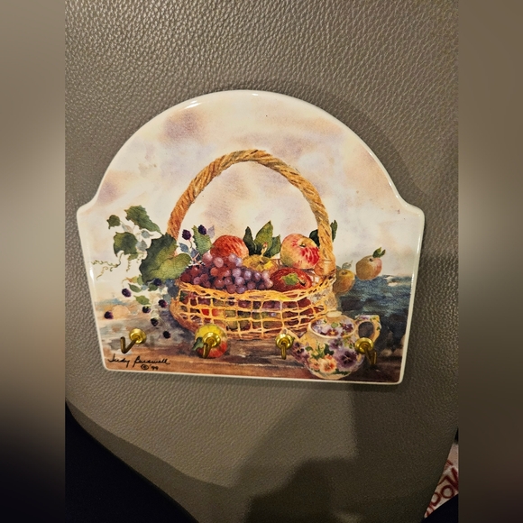 4 Key Holder Wall-mount Santa Barbara 1999 Judy Buswell "Basket of Fruit" - Picture 6 of 7